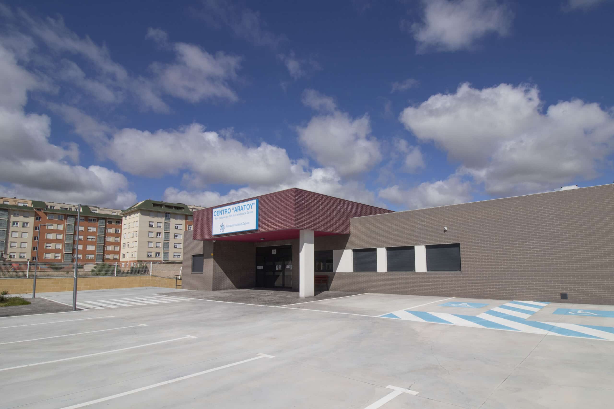 Vista exterior del Centro Aratoy en la Avenida de Valladolid, Zamora