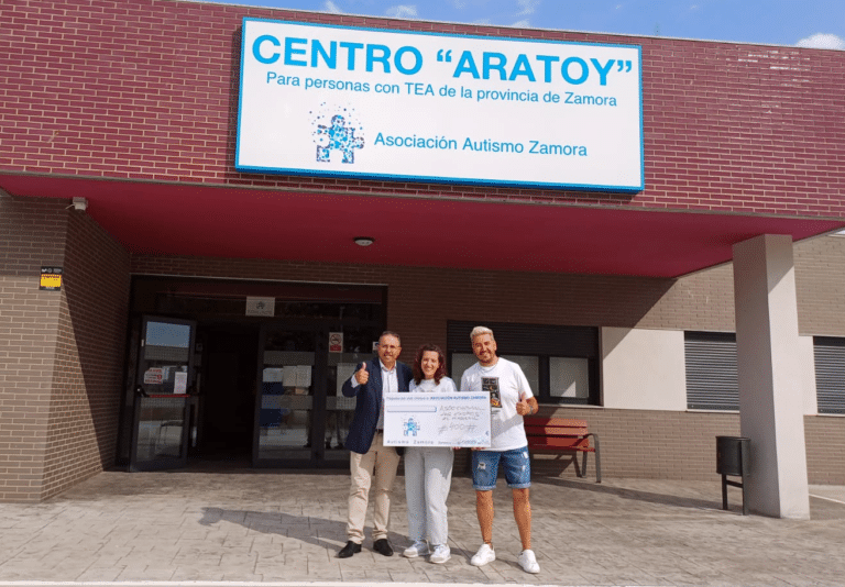 La Asociación de Autismo de Zamora recibe una donación de 400 euros de la Asociación Cultural Los Chopos de El Maderal